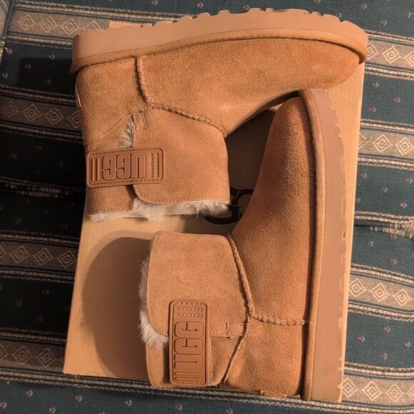 UGG Mini Bailey Logo Strap size Women's 5/Kids 3.5 Low Rise Boots, NEW in Box - Picture 9 of 9